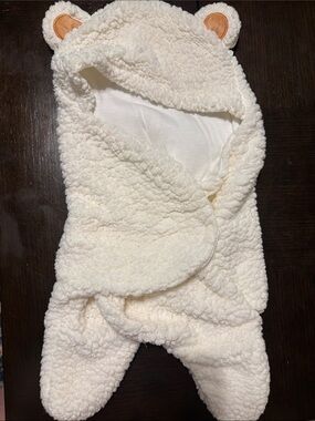 NWOT Baby Bear Velcro swaddle
